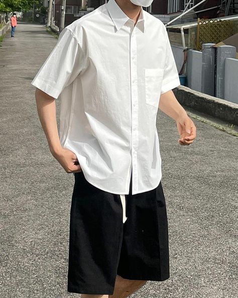 Short Sleeve Button Up Outfit, White Short Sleeve Button Up Outfit Men, White Short Sleeve Shirt For Streetwear, White Short Sleeve Polo Shirt For Streetwear, Korean Fashion Button Up Shirt, Korean Fashion Men White Shirt, Short Sleeve Shirt Outfit, Shirt Ootd, Button Up Outfit