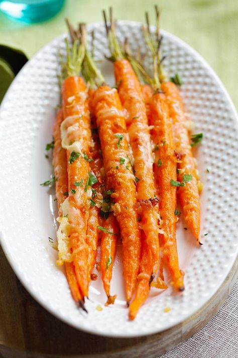 Carrot is best roasted with butter, garlic and Parmesan cheese. Savory Roasted Carrots, Parmesan Roasted Carrots, Best Carrot Recipe, Parmesan Carrots, Carrots Recipes, Carrot Recipes Side Dishes, Christmas Dinner Side Dishes, Jackfruit Tree, Oven Roasted Carrots