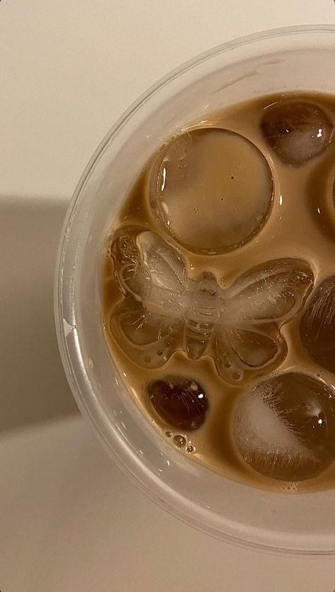 Iced Coffee Aesthetic Instagram, Cold Coffee Aesthetic, Hot Coffee Aesthetic, Aesthetic Coffee Wallpaper, Cold Starbucks Drinks, Pretty Coffee, Coffee Wallpaper, Coffee Obsession, Coffee Aesthetic