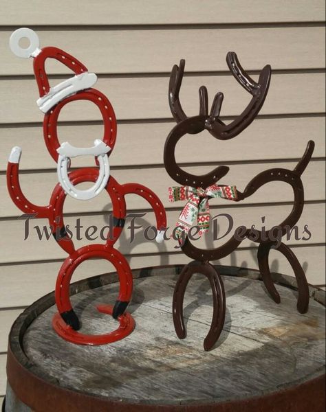 A Horse Shoe Santa and Reindeer. #horseshoes #Santa #reindeer  #Christmas Halloween Horseshoe Art, Christmas Horse Shoe Art, Horseshoe Crafts Christmas, Western Christmas Crafts, Horseshoe Art Ideas, Horshoe Crafts, Horse Shoe Welding Projects, Horseshoe Welding Projects, Horseshoe Welding