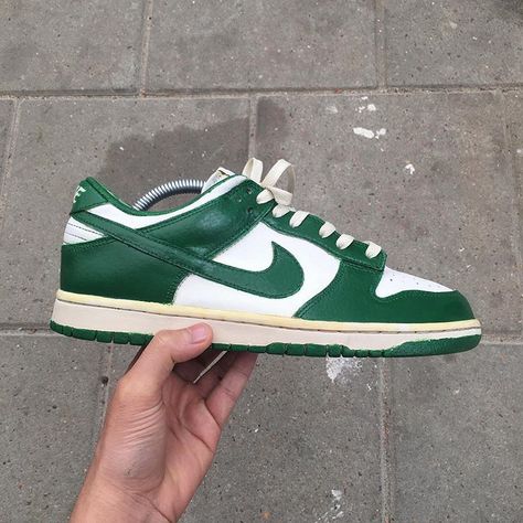 Jimmy Le (@lambojimmy) • Foto dan video Instagram Nike Dunk Low Michigan State, Dunk Low Michigan, Nike Casual, Sb Dunk Low, Nike Sb Dunks Low, Nike Sb Dunks, Sb Dunk, Michigan State, Mens Green