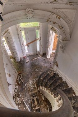 Abandoned Victorian Homes, Victorian Mansion Interior, Mansion Staircase, Victorian Homes Interior, 1900 House, Old Victorian Mansions, Old Mansions Interior, Abandoned Mansion For Sale, Staircase Foyer