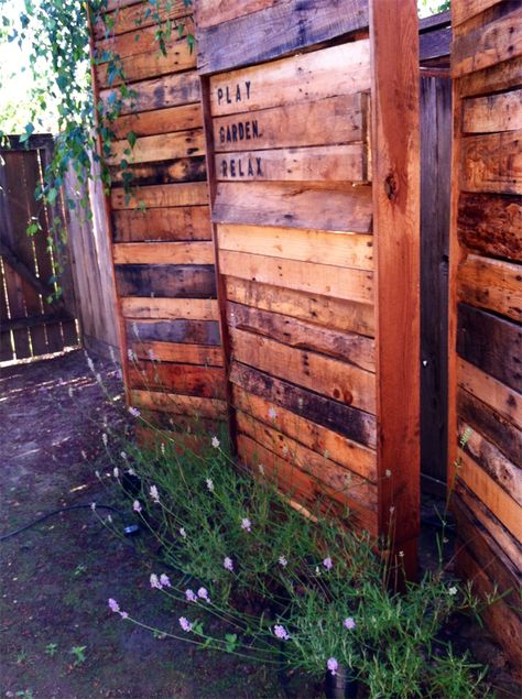 If you are looking for affordable ways to build a new fence for your yard or garden you should try pallet fencing. Pallet Privacy Fences, Pallet Fence Ideas, Pallet Fence Diy, Wood Pallet Fence, Diy Privacy Fence, Pallet Fence, Diy Fence, Building A Fence, Privacy Fences