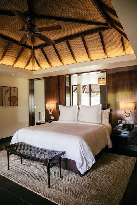 Four Seasons Mauritius, Four Seasons Bedroom, Tropical Ceiling Design, Resort Room Design, Bali Hotel Room, Tropical Hotel Room, Four Seasons Hotel Room, Bali Style Villa, Villa House Design