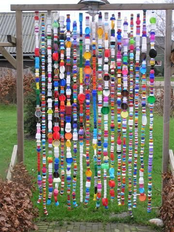 15 Amazing Garden Accents Created from Recycled Objects Sensory Garden, Bottle Cap Art, Children's Garden, Garden Whimsy, Outdoor Classroom, School Garden, Outdoor Learning, Gardening Advice, Mosaic Garden