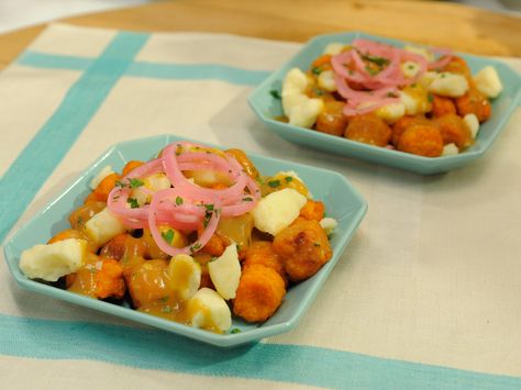 Get this all-star, easy-to-follow Sweet Potato TotTine recipe from Jeff Mauro. - add a fried egg and this would be a great breakfast! Potato Tater Tots, Sweet Potato Tater Tots, Sweet Potato Tots, Jeff Mauro, The Kitchen Food Network, Freeze Sweet Potatoes, Potato Tots, Video Food, Tater Tots