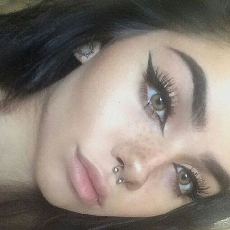 Spiderbite Piercings, Septum Piercings, Alt Makeup, Face Piercings, Alternative Makeup, Cute Piercings, Beauty Make-up, Edgy Makeup, Grunge Makeup