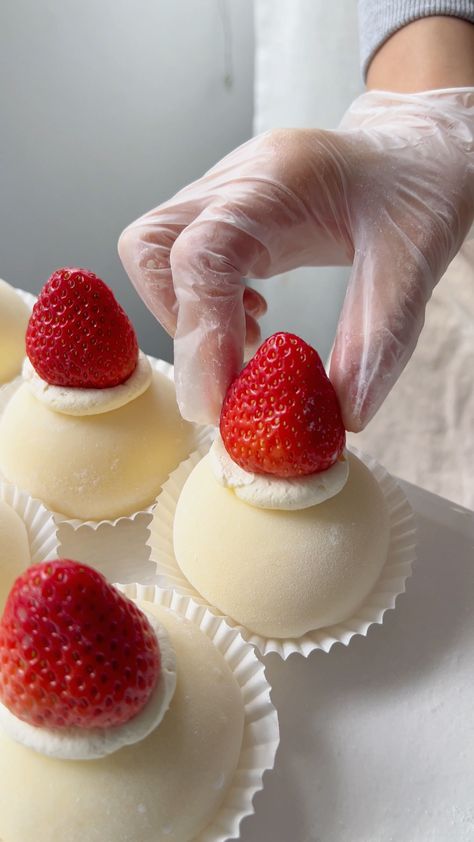 Ingredients Mochi Dough 100g glutinous rice flour 20g cornstarch 20g confectioners’ sugar 180g milk 12g unsalted butter   Filling 200g heavy cream 20g granulated sugar 1g salt 6 fresh strawberries   Topping 6 fresh strawberries   Steps: In a clean bowl, mix well glutinous rice flour, cornstarch, sugar, and milk. Grab a Strawberry Mochi Recipe, Mochi Making, Cream Filling Recipe, Strawberry Gluten Free, Strawberry Mochi, Mochi Recipe, Mochi Cake, Protein Cake, Strawberry Topping