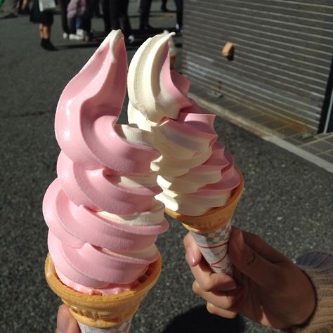 One of my favourites :)) ICE-CREAM :) the mixture of vanilla and strawberry flavour in one cone is absolutely amazing :))) Vanilla And Strawberry Ice Cream, Strawberry Ice Cream Cone, Ice Cream Waffle Cone, Ice Cream Swirl, Pretty Desserts, Sugar Cones, Fav Food, Flavor Ice, Pretty Dessert