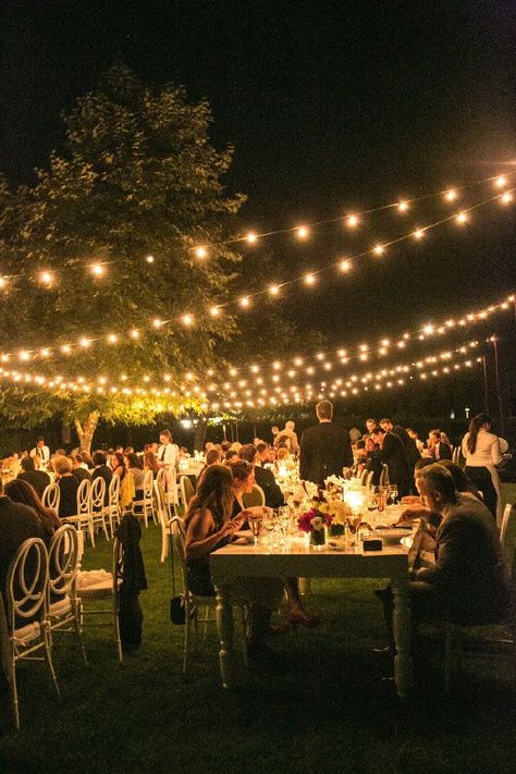 25 Top DIYs And Hacks For The Perfect Outdoor Wedding Cheap Backyard Wedding, Outdoor Wedding Lighting, Wedding Reception Lighting, Sonoma Wedding, Outdoor Wedding Reception, Breathtaking Wedding, Salou, Backyard Party, Outdoor Party