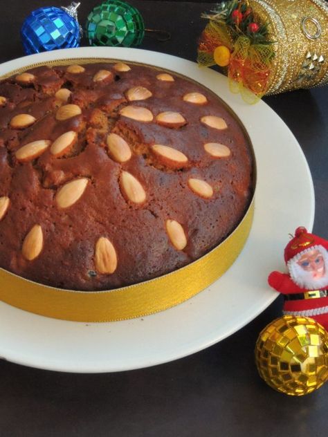 Scottish Dundee Cake, Dundee Cake Recipe, Dundee Cake, Chocolate Christmas Cake, Christmas Fruit Cake, British Recipes, Fruit Cake Christmas, Glace Cherries, Fruitcake Recipes