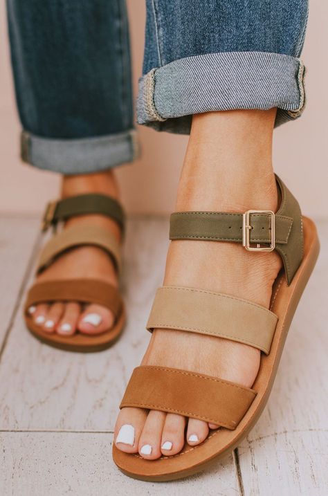 Women Shoes 2022 Trends, Sandals 2022 Trends, Weird Clothing, Sandals Aesthetic, Sandals Outfits, Elegant Shoes Heels, Sandals Ideas, Work Sandals, College Dress