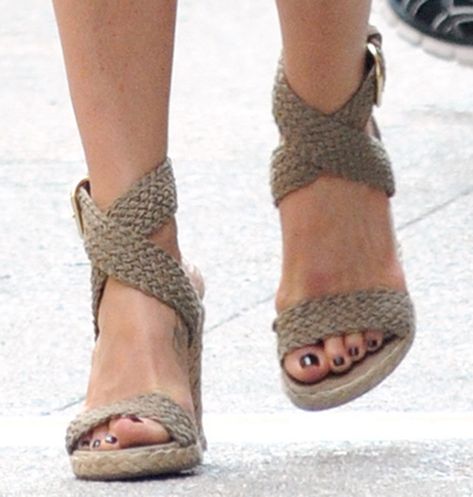 Stuart Weitzman "Alex" Wedges Stuart Weitzman Highland, Louboutin Flats, Stuart Weitzman Wedges, Stuart Weitzman 5050, Her Movie, Jennifer Aniston Style, Jennifer Aniston Hot, Stuart Weitzman Sandals, Jen Aniston