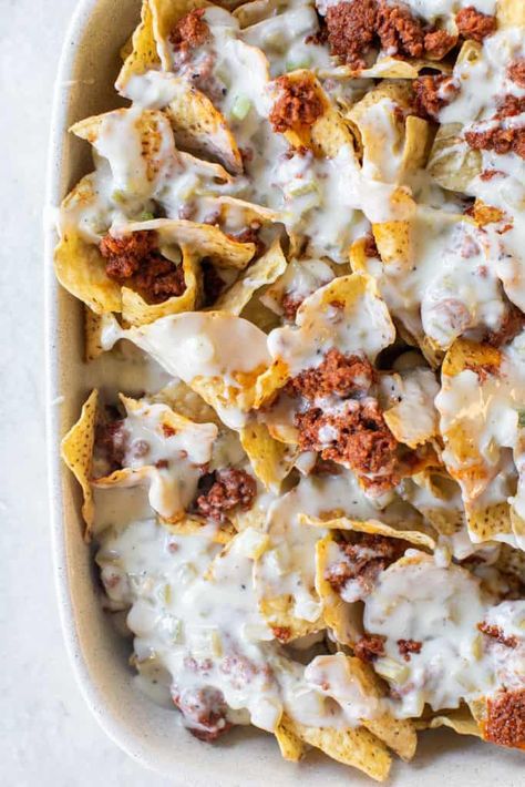 Nachos With Queso, Nachos Ground Beef, Best Cheese For Nachos, Queso Nachos, Ground Beef Nachos, Nachos Cheese Recipe, White Queso, Nachos Ingredients, Nachos Supreme