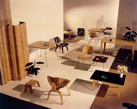 Lcw Chair, Eames Table, Classic Facade, Traditional Armchairs, Eileen Gray, Iconic Chairs, Architecture Collage, Gq Style, Eames Chairs