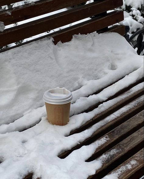 Coffee In Snow Winter, Coffee Aesthetic Winter, Winter Morning Aesthetic, Winter Morning Routine, Coffee Dates Aesthetic, Snow Coffee, Morning Routine Aesthetic, Coffee Winter, Snowy Morning