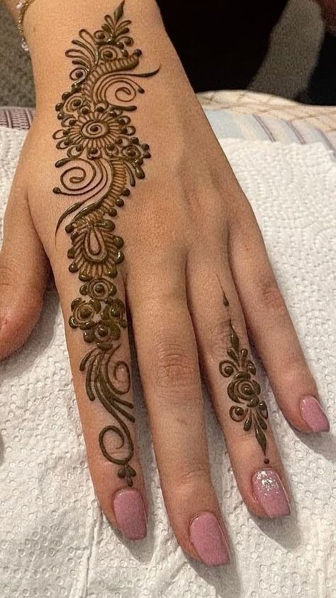 Wrist Design Mehendi, Mendhi Ideas, Simple Henna Designs Hand, Design Mehendi, Mehndi Bridal, Wrist Henna, Mehedi Design, Bridal Mehndi Design, Mehndi Outfit