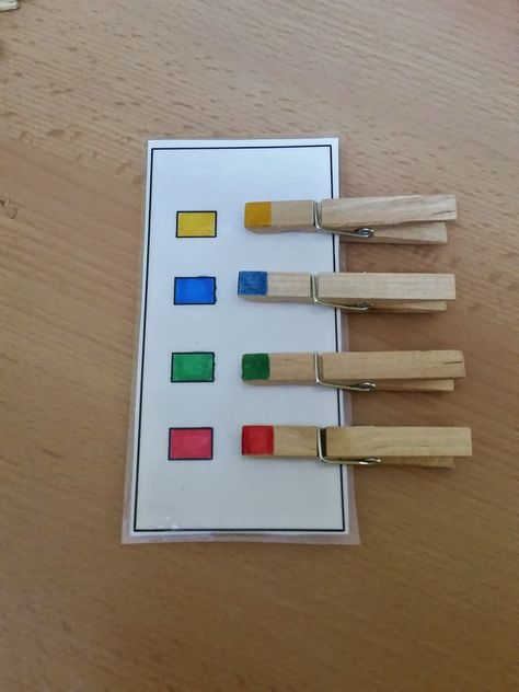 Pinzas de ropa material manipulativo 2 Colorado Activities, Personalized Family Print, Montessori Practical Life, Kindergarten Fun, Task Boxes, Motor Skills Activities, Work Boxes, Fine Motor Activities, Homeschool Preschool