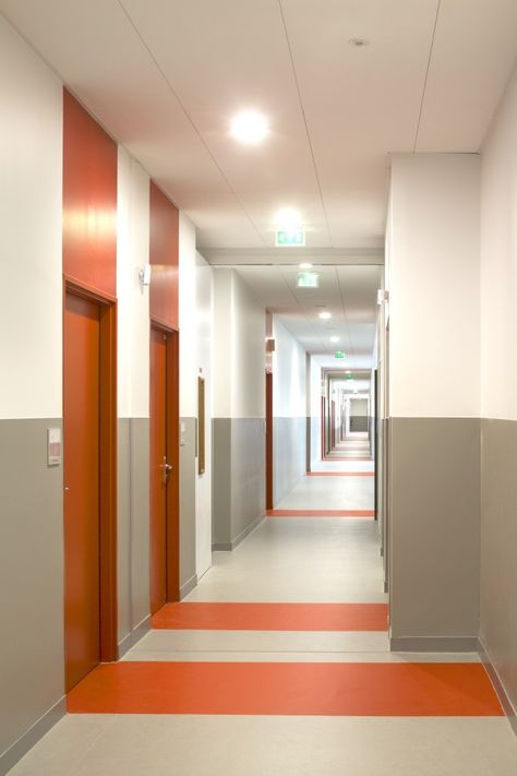 Secondary School / Hubert & Roy Architectes  (color coded hallway) School Interiors Ideas, Corridor Wayfinding, Hall Deco, School Interior Design, Vstupná Hala, Signage Wayfinding, Painting School, Corridor Design, School Hallways