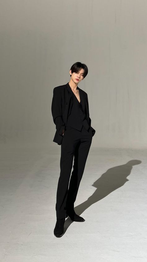 Black Vest Outfit Men, Korean Men Suit, Black Vest Outfit, Man Photoshoot, Grey Pants Outfit, Vest Outfits Men, Yeon Jun, Korean Street Fashion Men, All Black Suit