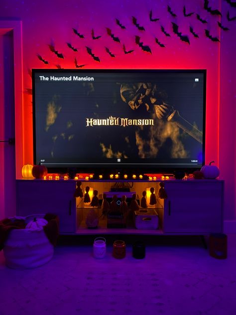 Why Are You So Obsessed With Halloween, Aesthetic Halloween Bedroom, Halloween Movie Night Aesthetic, Halloween Room Decor Ideas, Ideas Halloween Decoration, Halloween Bedroom Aesthetic, Halloween Interior Decorations, Halloween Apartment, Ways To Decorate Your Room