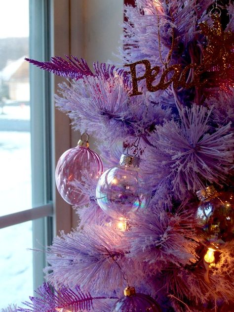 Lavender Christmas Tree, Christmas Decir, Lilac Christmas, Lavender Christmas, Porter House, Purple Christmas Decorations, Purple Christmas Tree, Lilac Tree, Christmas Themes Decorations