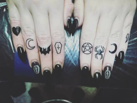 Fingers Tattoo, Gotik Tattoo, Tattoo Finger, Finger Tattoo For Women, Finger Tats, Knuckle Tattoos, Goth Tattoo, Hand And Finger Tattoos, Tattoo Trend