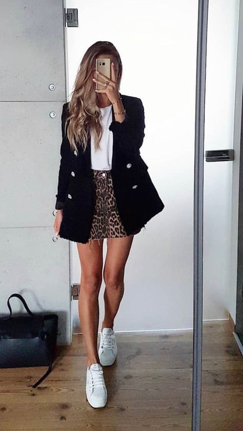 Short Skirts Outfits, Chique Outfit, Rock Outfit, Leopard Print Skirt, What Matters Most, Fashion Mistakes, Mode Inspo, Print Skirt, Black Blazer