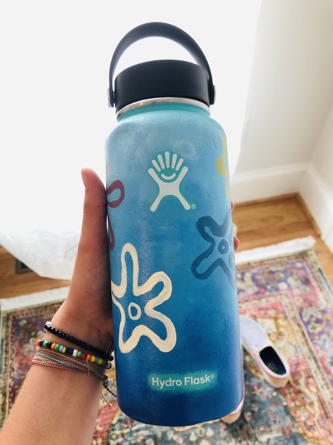 Water Bottle Painting Ideas Easy, Water Bottle Painting Ideas, Water Bottle Painting, Painted Hydroflask, Bottle Painting Ideas, Spongebob Background, Water Bottle Art, Painting Ideas Easy, Hydro Flask