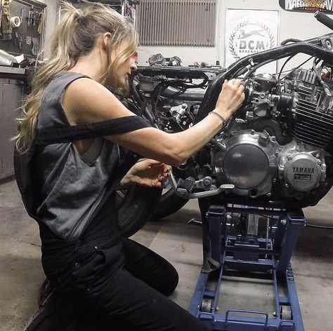 Mechanics Aesthetic, Woman Mechanic, Girl Mechanics, Biker Babe, Bmw Cafe Racer, Yamaha Motorcycle, Small Town Girl, Car Mechanic, Biker Girl