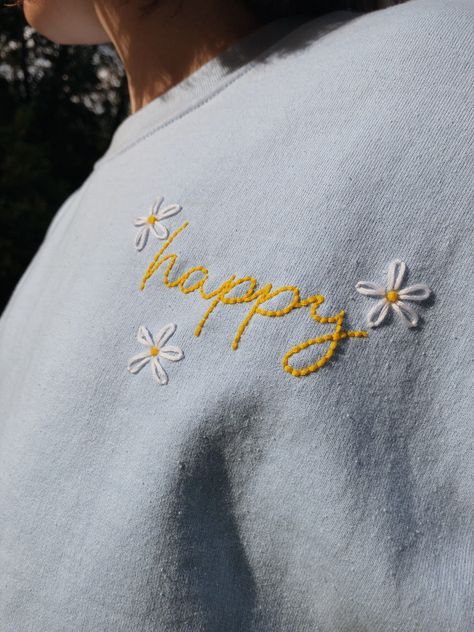 ~Hand embroidered daisy design Tshirt Cute Designs, Cute Tshirt Embroidery, How To Hand Embroider A Tshirt, Simple Embroidery Designs Tshirt, Flower Hand Embroidery Pattern, Emboridary Designs Clothes, Daisy Embroidery Shirt, Hand Embroidered Pocket Tee, Embroidery Ideas For Shirts