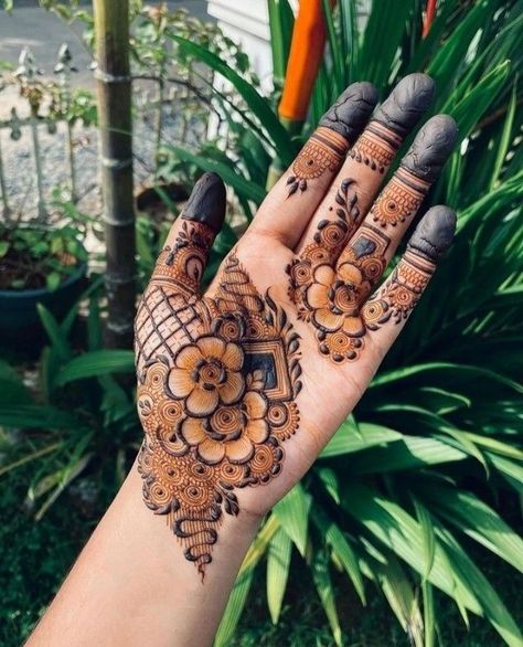 Stylish Back Hand Mehndi, Henna Design Simple, Mehndi Design Bridal, Kashee's Mehndi Designs, Back Hand Mehndi Design, Henna Hands, Short Mehndi Design, Back Hand Mehndi, Hand Mehndi Design