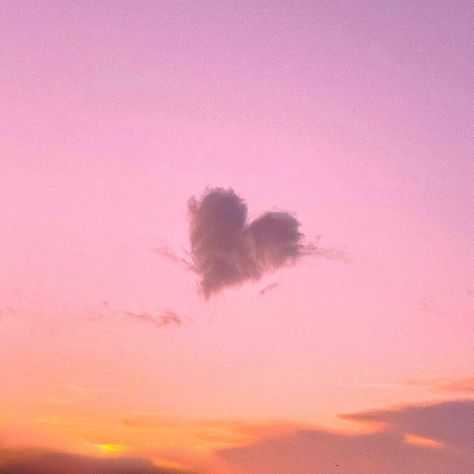 Hearts Astethic, Playlist Covers Photos, Lovecore Aesthetic, Heart Pictures, Orange Aesthetic, 背景 シンプル, Pretty Sky, Grunge Photography, Pink Sky