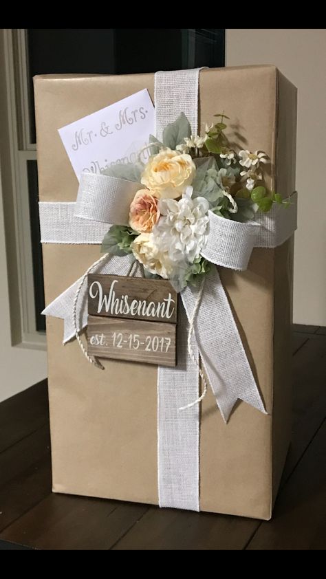 Wrapping Gifts With Flowers, Gift Wrap For Bridal Shower Cute Ideas, Wedding Wrapping Ideas Gift, Fall Wedding Gift Wrapping Ideas, Bridal Shower Gift Wrapping Ideas Simple, Wrap A Wedding Gift, Diy Wedding Gift Wrapping Ideas, Bridal Shower Wrapping Ideas Gift, Gift Wrap Large Box Ideas