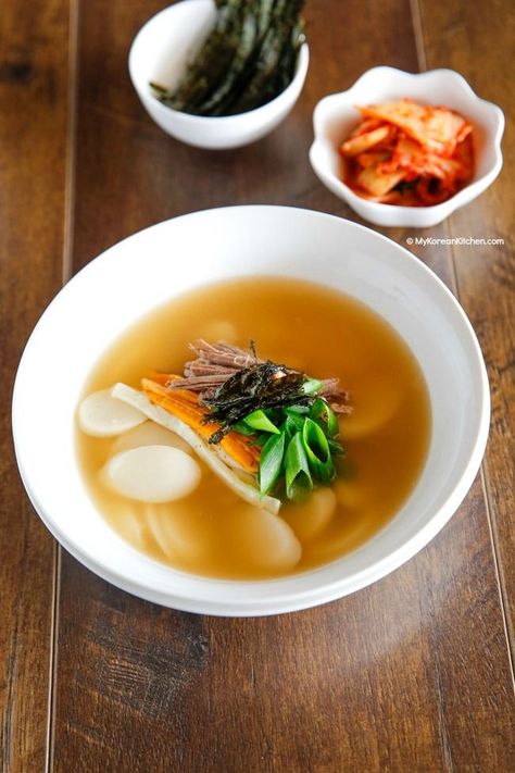 How to make authentic Korean rice cake soup. This is a must have food on Korean New Year's Day! | <a href="" rel="nofollow" target="_blank"></a> Tteokguk Recipe, Korean Rice Cake Soup, My Korean Kitchen, Koreansk Mad, Rice Cake Soup, Korean Soup, South Korean Food, Korean Rice Cake, Korean Kitchen