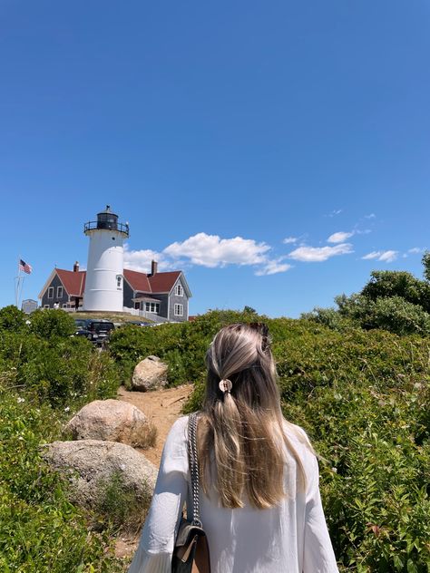 Nova Scotia Outfits Summer, Coastal Living Aesthetic, Coastal Grandmother Aesthetic Fall, Rhode Island Outfits, Lighthouse Outfit, Nantucket Picture Ideas, Bar Harbor Maine Outfits, Cape Cod Photoshoot, Maine Pictures Ideas