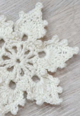 Crotchet Pins, Snowflakes Crochet, Free Crochet Snowflake Patterns, Crocheted Snowflakes, Crocheted Ornaments, Crochet Cottage, Crochet Christmas Snowflakes, Snowflake Diy, Puff Flower