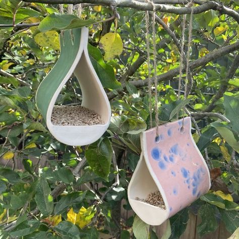 Homemade Garden Ornaments, Polymer Clay Bird Feeder, Ceramic Bird Feeder Handmade, Pottery Bird Feeders Handmade, Ceramic Birdfeeders, Hand Built Pottery Ideas For Beginners Easy, Garden Ceramics Ideas, Pottery Bird Feeders, Hand Built Pottery Ideas