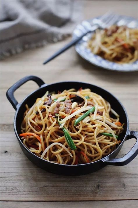 Chow Mein Photography, Chicken Chow Main, Chinese Fried Noodles, Stir Fry With Egg, Beef Chow Mein, Chow Mein Recipe, Main Food, Cantonese Cuisine, Fried Noodles