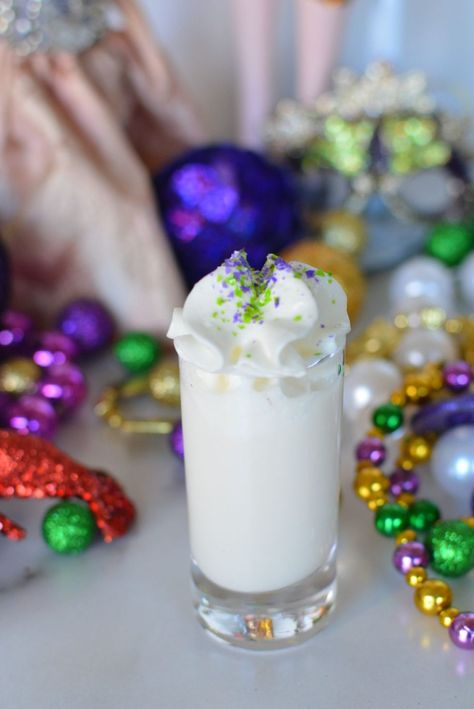 best mardi gras drinks king cake shots Matcha Juice, Mardi Gras Cocktails, Mardi Gras Drinks, Cake Shot, Cake Vodka, Ramos Gin Fizz, Cake Shots, Blueberry Mint, Whip Cream