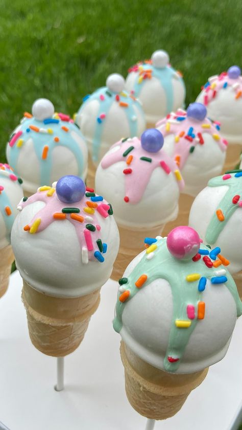 Displaying Cake Pops Ideas, Cake Pops To Sell, Two Sweet Cake Pops, Cake Pop Cake Birthdays, Paint Cake Pops, Cake Pop Themes, Summer Themed Cake Pops, Gourmet Cake Pops, Cake Pop Birthday Ideas