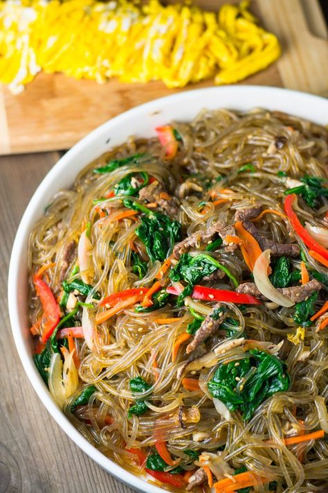 Japchae (Korean Stir-fried Noodles) Korean Vermicelli Recipe, Koreansk Mad, Glass Noodles Recipe, Vermicelli Recipes, Korean Noodles, Ramen Noodle Recipes, Sweet Potato Noodles, Korean Recipes, Glass Noodles