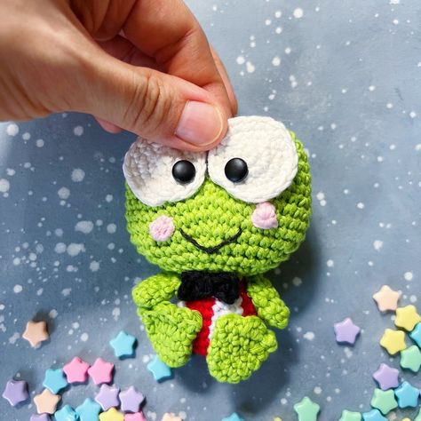 Free pattern: Keroppi – amiguruMEI Hello Kitty Crochet, Crochet Faces, Crochet Animals Free Patterns, Beginner Crochet Projects, Red Yarn, Pink Yarn, Department Stores, Thread Crochet, Amigurumi Free Pattern