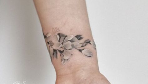 20 mooie pols tattoos – Tattoo Platform Cherry Tattoos, Blossom Tattoo, Cherry Blossom Tattoo, Wrist Tattoo, Skin Art, Piercing Tattoo, First Tattoo, Love Tattoos, Pretty Tattoos