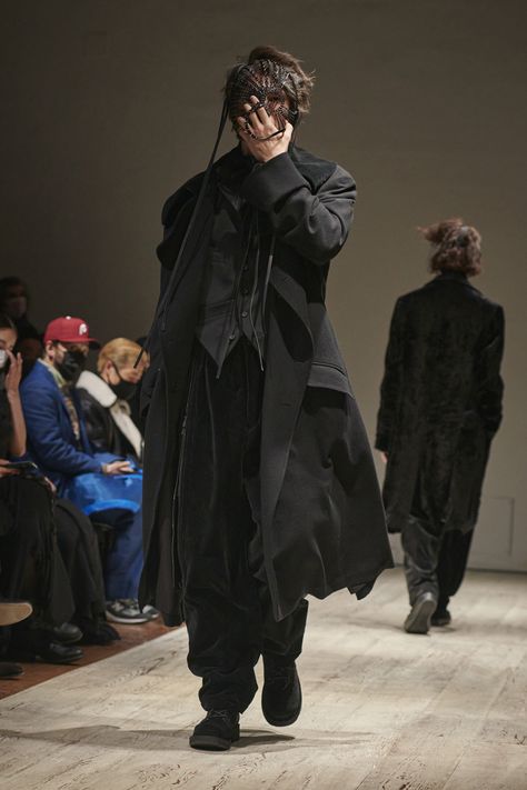 Yohji Yamamoto Fall 2022 Menswear Fashion Show Collection: See the complete Yohji Yamamoto Fall 2022 Menswear collection. Look 19 Archive Yohji Yamamoto, Abstract Mens Fashion, High Fashion Men Outfits, Dark High Fashion, Dark Outfits Men, Archive Fashion Men, Yohji Yamamoto 80s, Yohji Yamamoto Street Style, Dark Mens Fashion