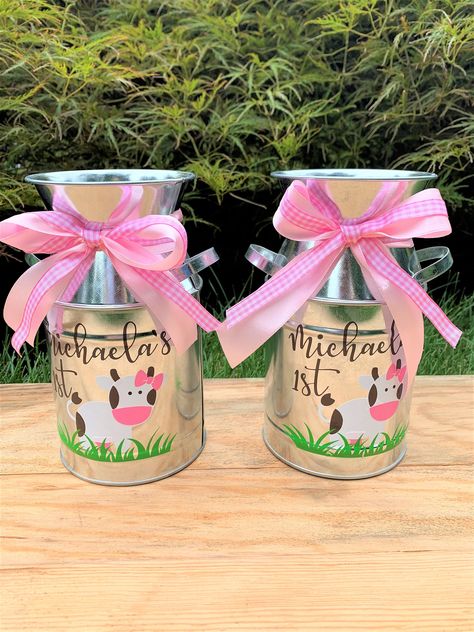 Farm Table Centerpiece, Pink Barnyard Party, Farm Party Favors, Girls Farm Birthday, Cow Birthday Parties, Barnyard Birthday Party, Farm Theme Birthday, Farm Animals Birthday Party, Farm Themed Birthday Party