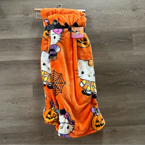 Brand New Without Hanger! 60x70 Halloween Hello Kitty Sanrio Smoke Free Home Adorable New Blanket Throw Comes With Two Blankets See My Other Listing For An Individual One Hello Kitty Orange, Hello Kitty Bedding, Halloween Hello Kitty, Orange Blanket, Cheetah Print Nails, Butterfly Photography, Christmas Throw Blanket, Makeup Images, Kitty Items