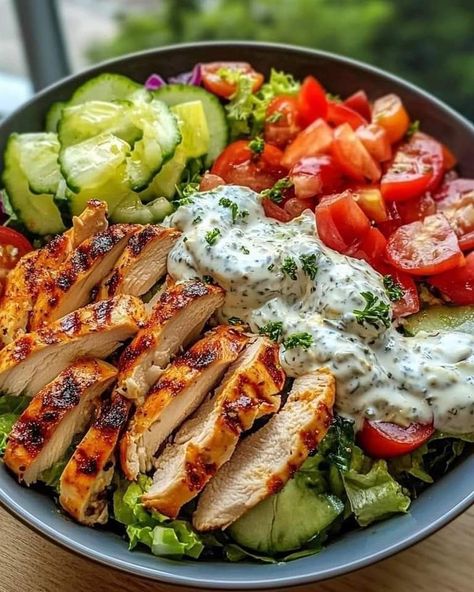 Mediterranean Chicken Salad, Healthy Food Menu, Mediterranean Chicken, Healthy Food Dishes, Healthy Food Motivation, Healthy Lifestyle Food, Health Dinner Recipes, Boneless Skinless Chicken, Best Dinner Recipes