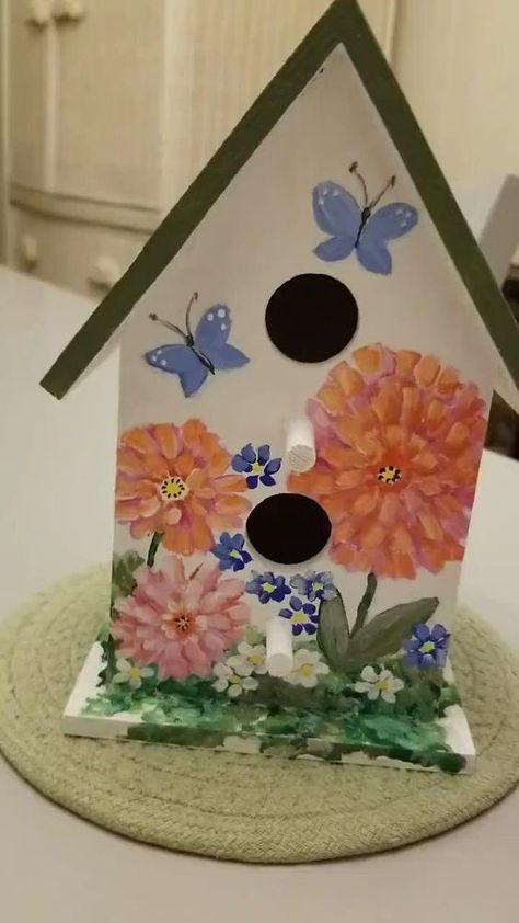 Bird House Decor, Pretty Flower Garden, Hand Painted Birdhouses, Wooden Birdhouse, Homemade Bird Houses, Birdhouse Craft, Bird Houses Ideas Diy, Beautiful Birdhouses, Wood Birdhouses