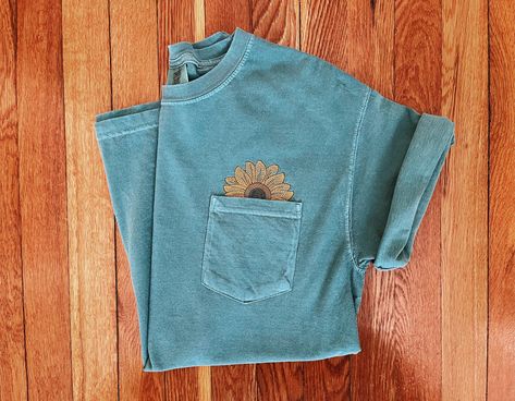 Shirt With Pocket Design, Shirt Pocket Embroidery Ideas, Tshirt Pocket Embroidery, Tshirt Pocket Design, Embroidered Ideas, Embroider Ideas, Pretty Embroidery, Yellow Shirts, Shirt Embroidery